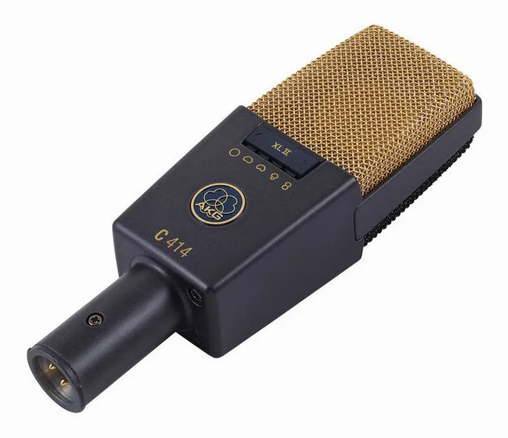 AKG C414 XLII, XLR-kontakten i botten