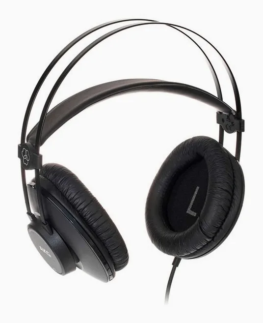 AKG K-52, hörkåpan på nära håll