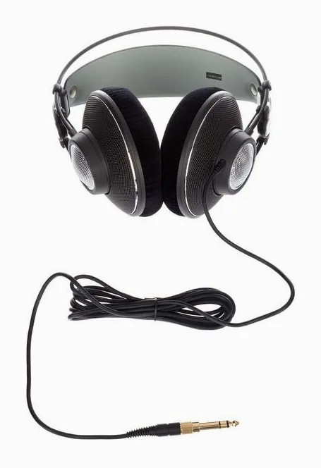 AKG K-612 Pro, kabelingången vid hörkåpan