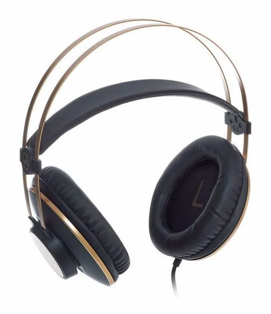 AKG K-92, öronkuddarna på nära håll