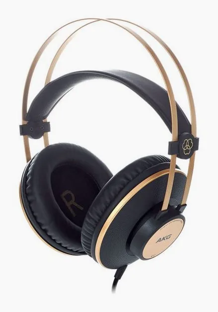 AKG K-92, öronkuddarna på nära håll