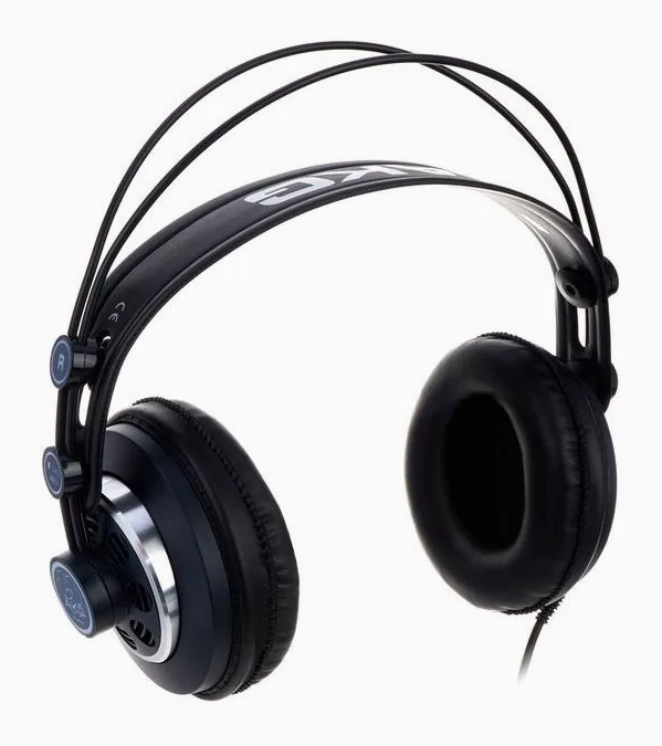 AKG K-240 MKII, hörkåpan på nära håll