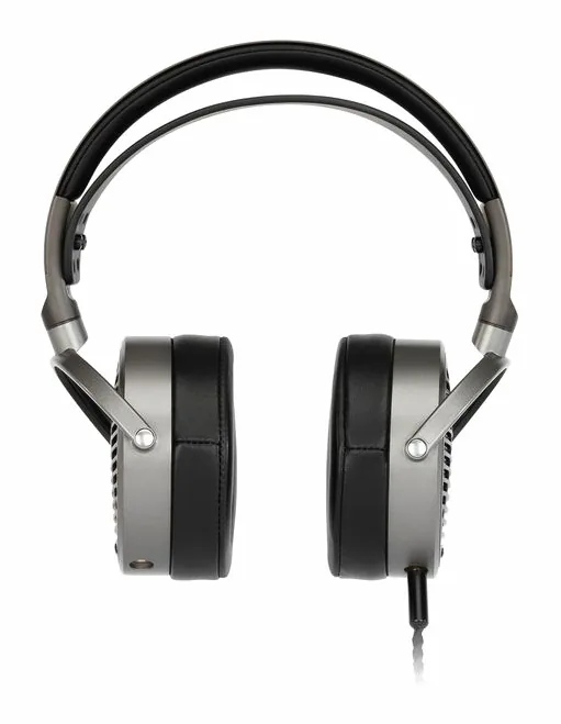 Audeze MM-100, kabelingången vid hörkåpan