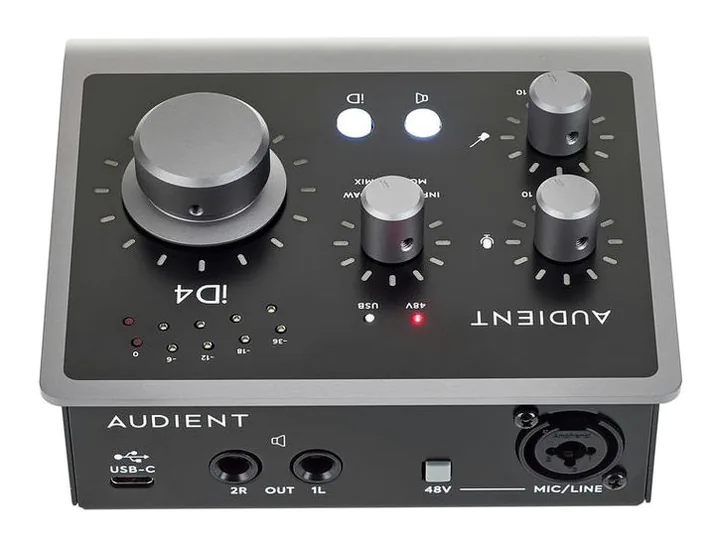 Audient iD4 MKII, ovansidan av lådan