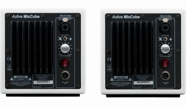 Avantone MixCubes Active White, baksidan med anslutningarna
