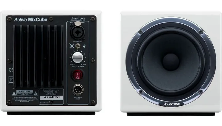 Avantone MixCubes Active White, baksidan med anslutningarna