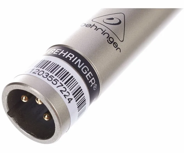 Behringer B5, XLR-kontakten i botten