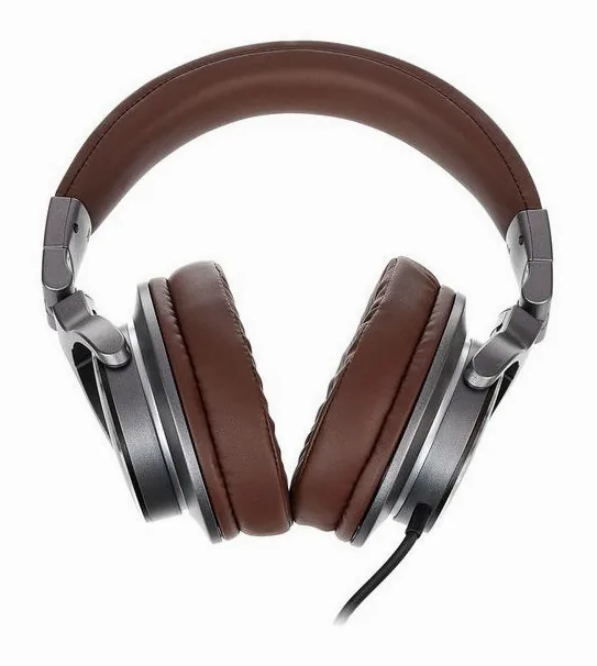 Behringer BH 470, kabelingången vid hörkåpan