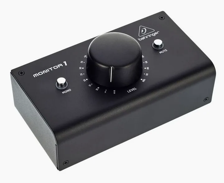 Behringer Monitor1, fronten med woofer och diskant