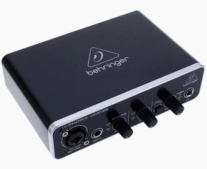 Behringer U-Phoria UMC22, anslutningarna på baksidan