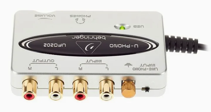 Behringer UFO202, anslutningarna på baksidan