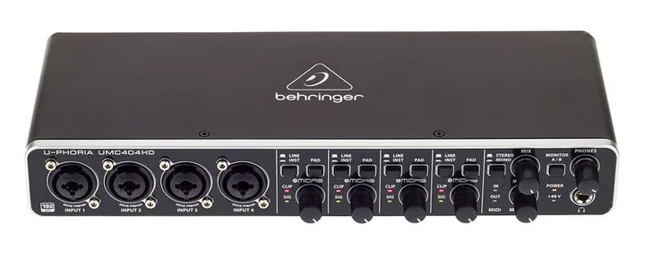 Behringer UMC404HD, anslutningarna på baksidan