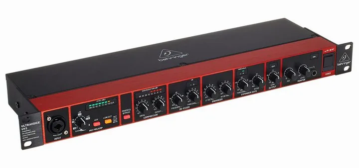 Behringer UV1, frontpanelen med rattarna