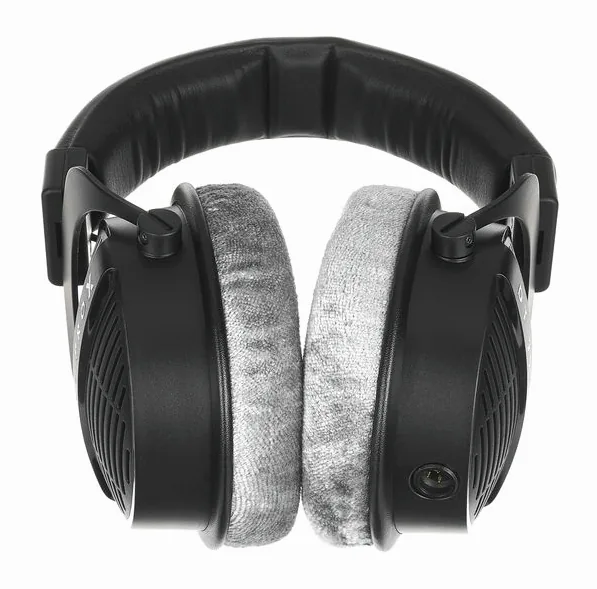beyerdynamic DT 990 PRO X, öronkuddarna på nära håll