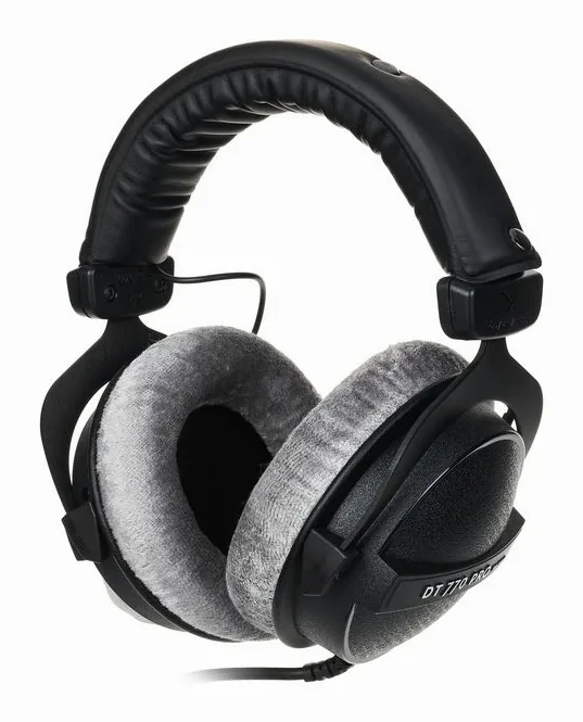 beyerdynamic DT-770 Pro 80 Ohm, kabelingången vid hörkåpan