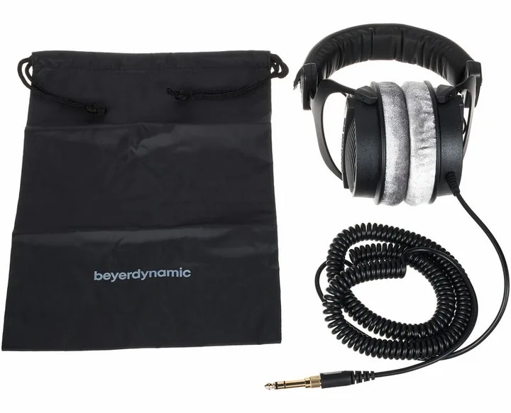 beyerdynamic DT-990 Pro 250 Ohm, kabelingången vid hörkåpan