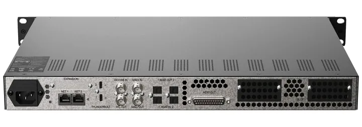 Dynaudio Control 01, loggan och ytan