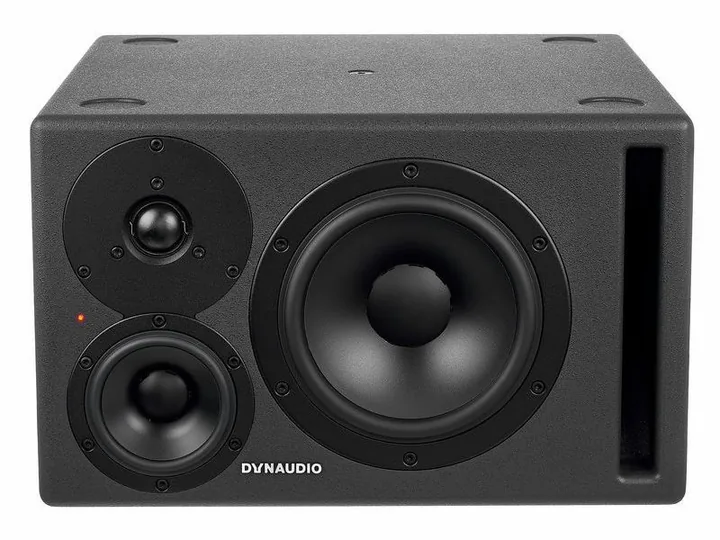Dynaudio Core 47 Left, baksidan med anslutningarna