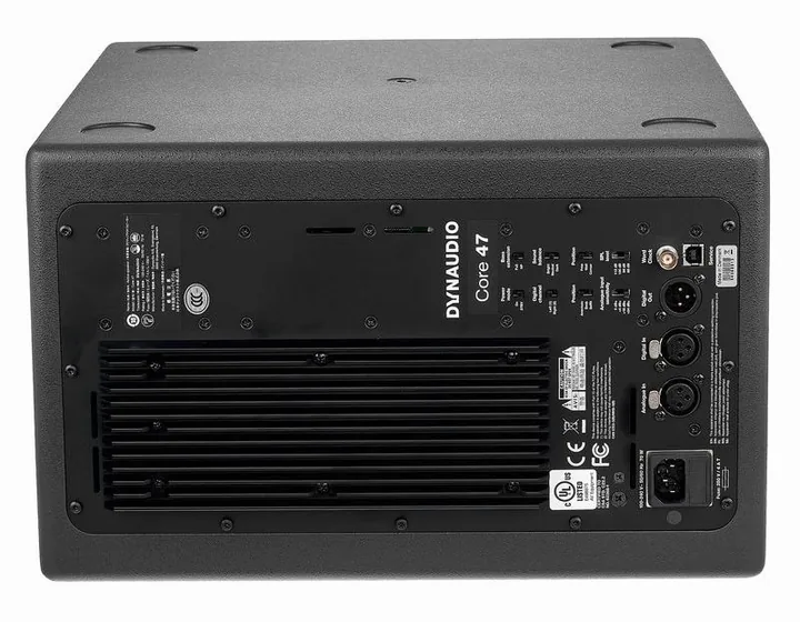 Dynaudio Core 47 Right, kabinettet sett från sidan