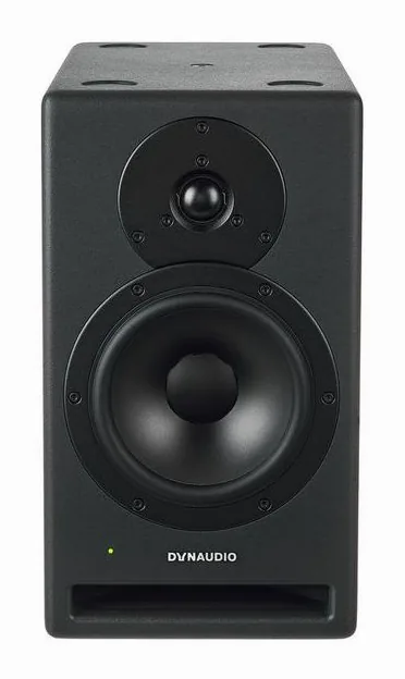 Dynaudio Core 7, loggan och ytan