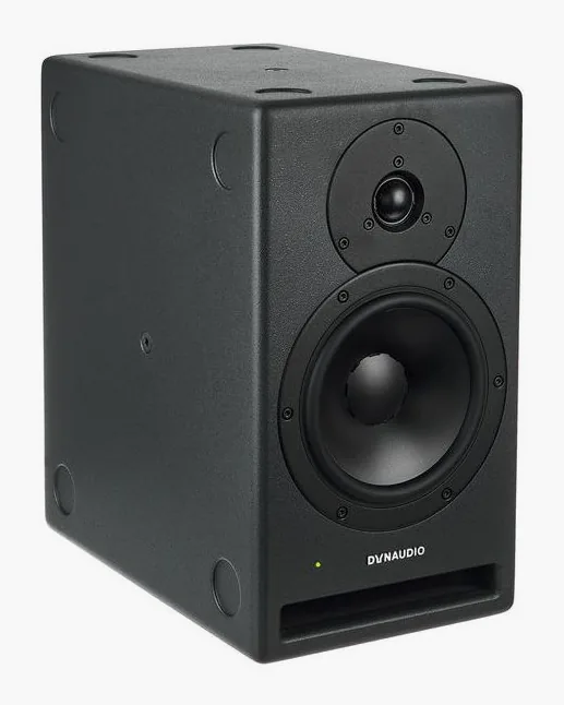 Dynaudio Core 7, loggan och ytan