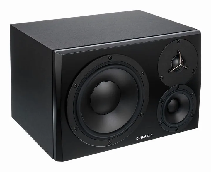 Dynaudio LYD-48 Black Right, fronten med woofer och diskant
