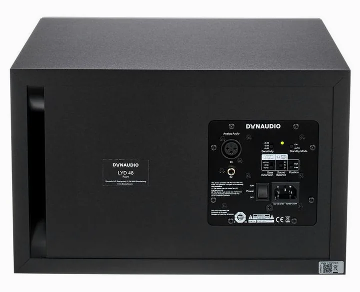Dynaudio LYD-48 Black Right, fronten med woofer och diskant