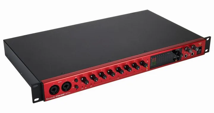 Focusrite Clarett+ 8Pre, höljet sett från sidan