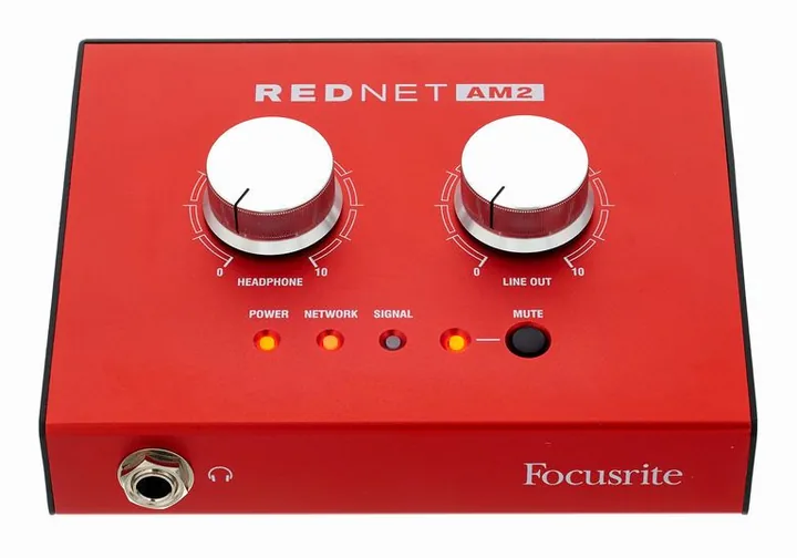 Focusrite RedNet AM2, fronten med woofer och diskant