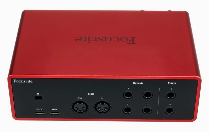 Focusrite Scarlett 4i4 4th Generation, höljet sett från sidan