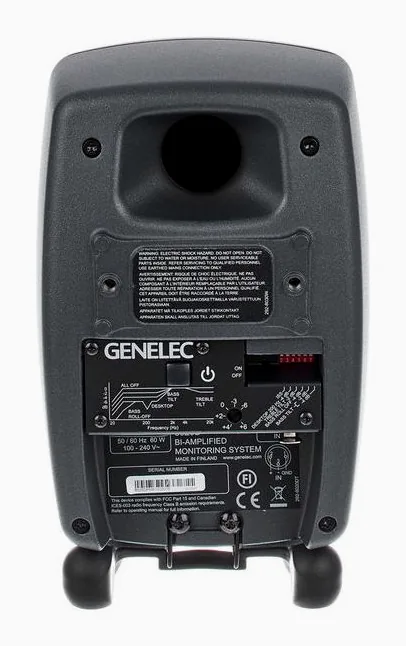 Genelec 8020 DPM, baksidan med anslutningarna
