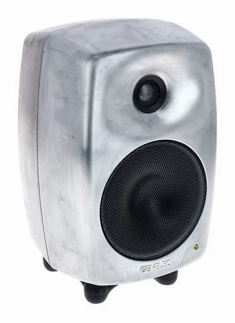 Genelec 8330 RAW, loggan och ytan