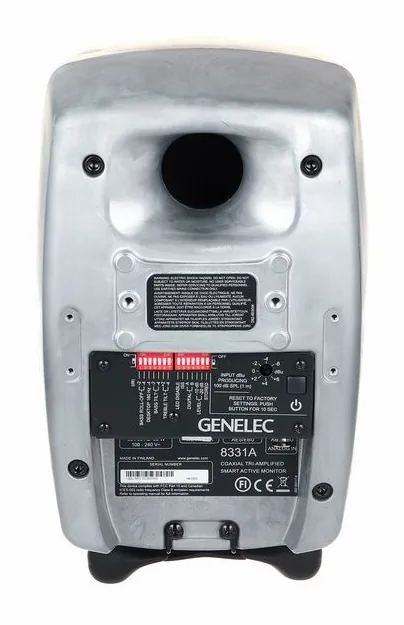 Genelec 8331 RAW, loggan och ytan