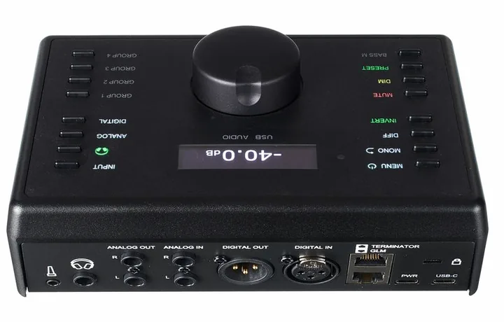 Genelec 9320A Reference Controller, knapparna på bakpanelen