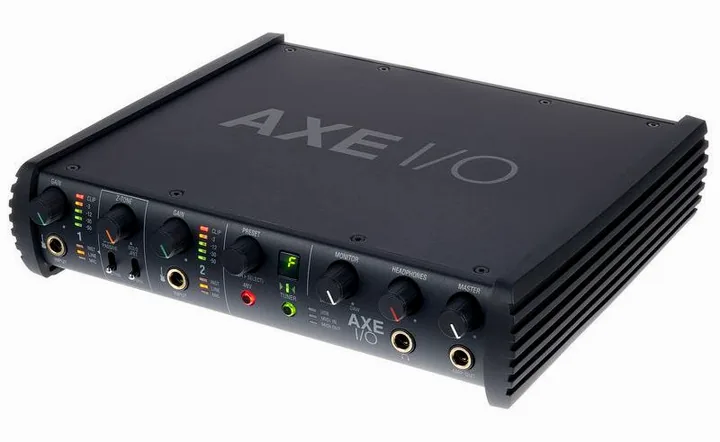 IK Multimedia AXE I/O+AmpliTube5+Tonex MAX, ingångarna på framsidan