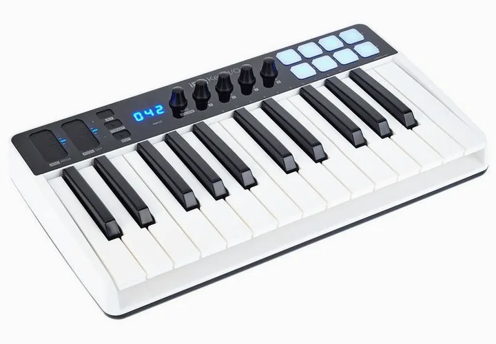 IK Multimedia iRig Keys I/O 25, frontpanelen med rattarna