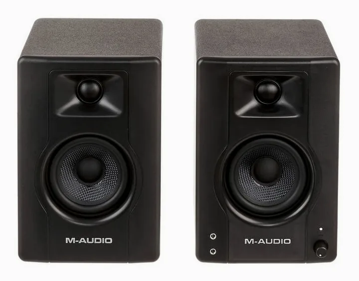 M-Audio BX3, baksidan med anslutningarna