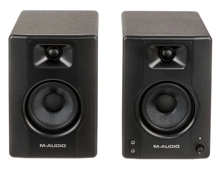 M-Audio BX4, baksidan med anslutningarna