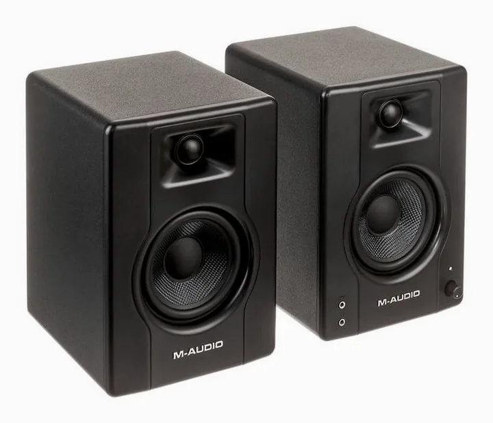 M-Audio BX4, fronten med woofer och diskant