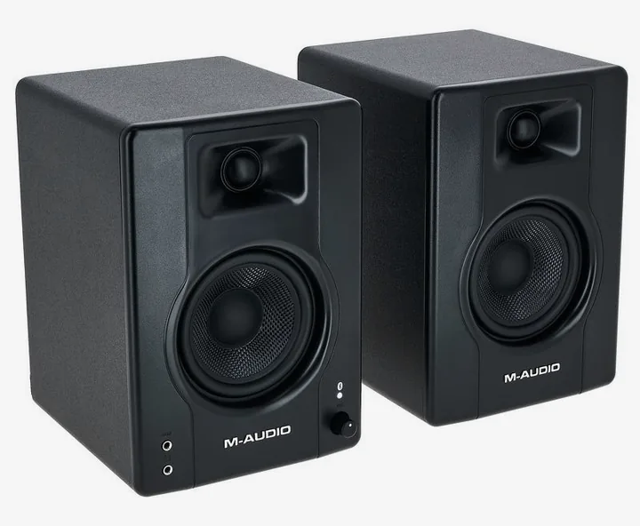 M-Audio BX4BT, fronten med woofer och diskant