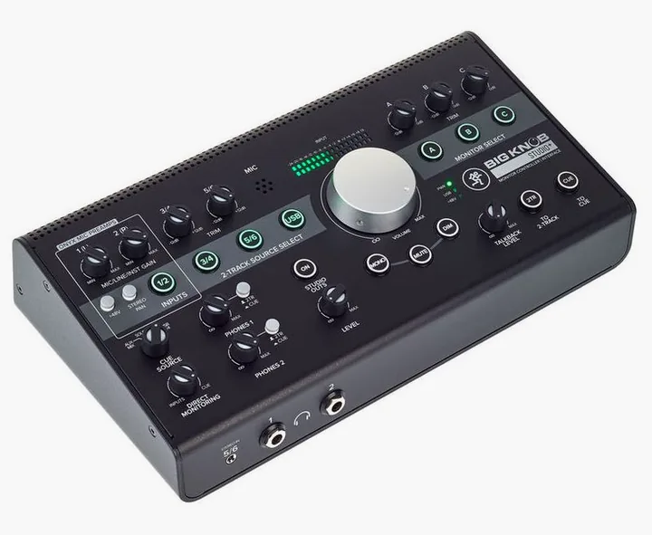 Mackie Big Knob Studio+, anslutningarna på baksidan
