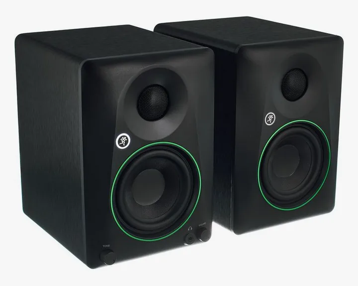 Mackie CR4.5, knapparna på bakpanelen