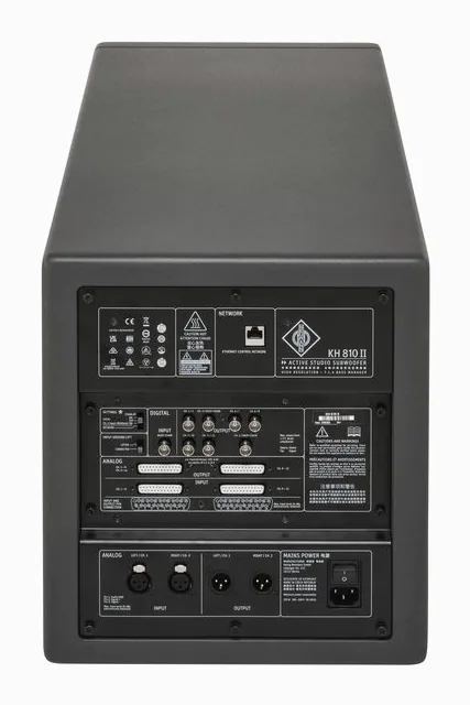 Neumann KH 810 II, fronten med woofer och diskant