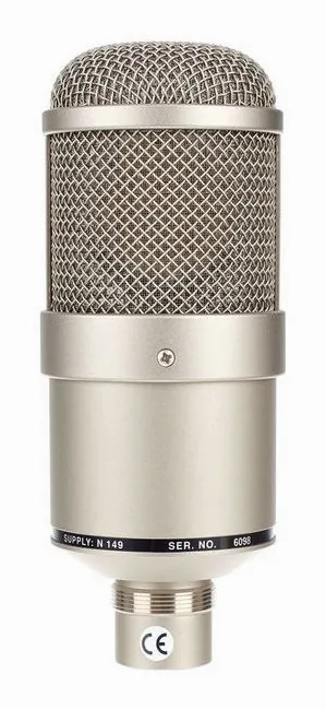 Neumann M147, hållaren och fästet