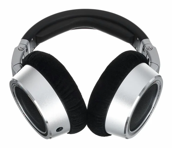 Neumann NDH 30, öronkuddarna på nära håll