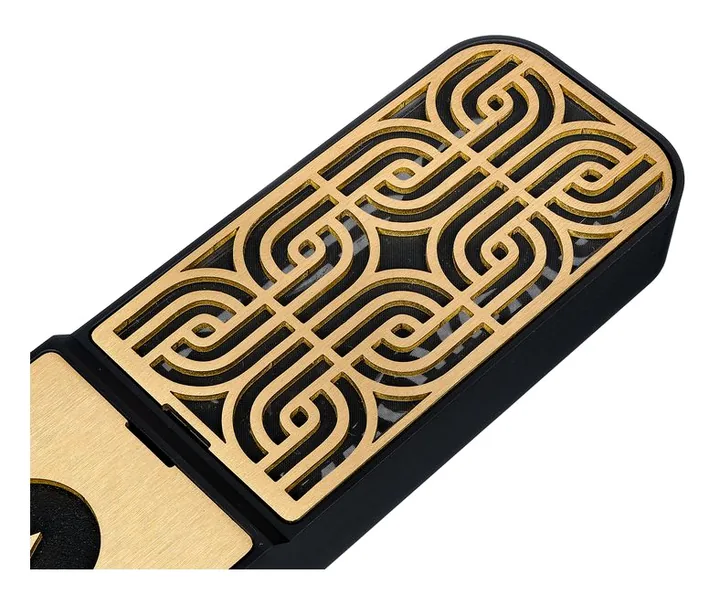 Ohma World Motif Ribbon Black & Brass, XLR-kontakten i botten