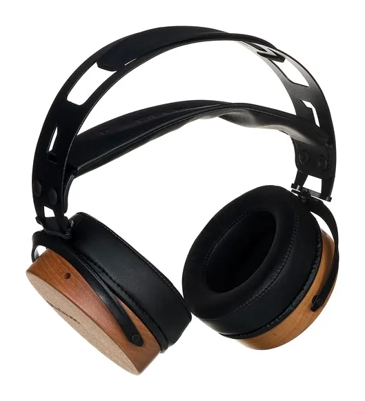 OLLO Audio R1 1.0, kabelingången vid hörkåpan