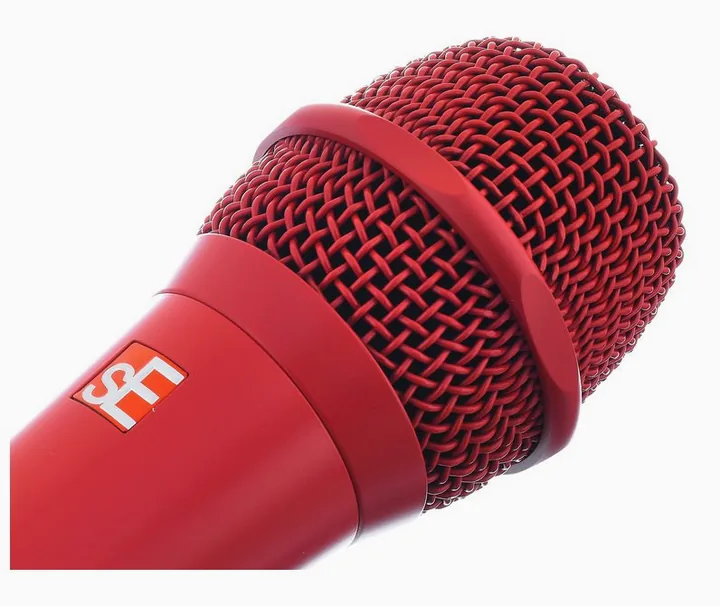 SE Electronics V7 Red, XLR-kontakten i botten
