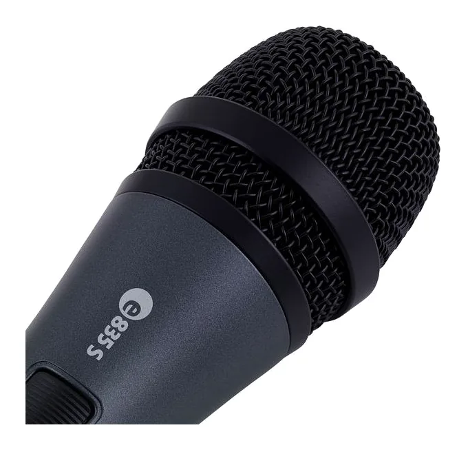 Sennheiser E835-S, XLR-kontakten i botten