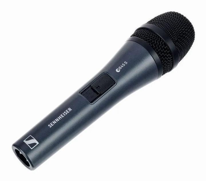 Sennheiser E845-S, XLR-kontakten i botten